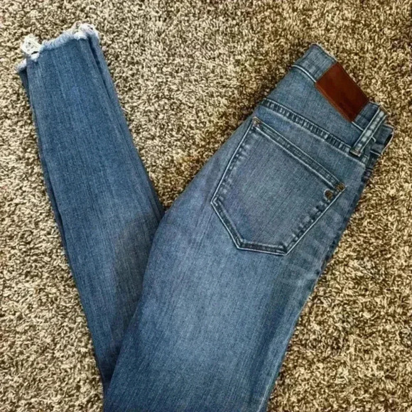 Madewell 9" Mid-Rise Skinny Jeans in Frankie Wash: Torn-Knee Edition - Picture 2 of 10